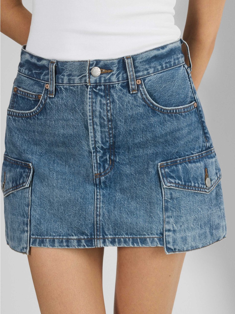 Aritzia Denim Forum The 90’s Mid-Rise Cargo Denim Mini Skirt Size 30
